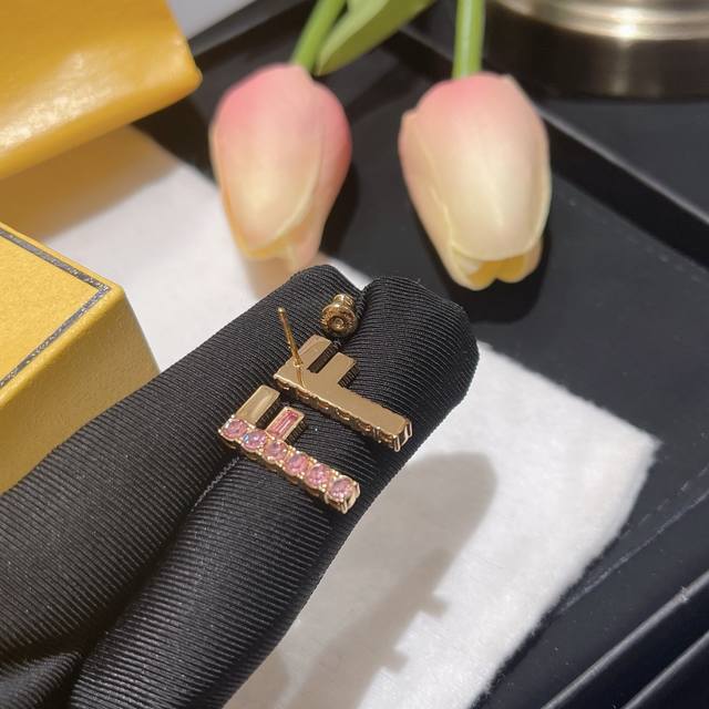 编号Fded0004 芬迪F耳钉迷你粉钻 芬迪粉珠Ff字母耳钉 简约百搭单品