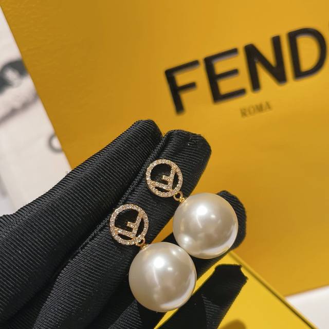 编号Fded0023 芬迪耳钉F镶钻吊珍珠 Fendi珍珠耳饰 精致经典百搭单品♀