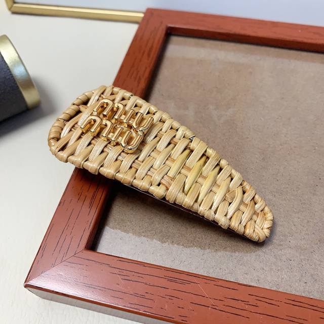 Miumiu缪缪 Miumiu发夹 Zg同款竹编织发夹压夹边夹气质百搭小仙女必入单品 宝藏款 闭眼入推荐款 单个0421368066