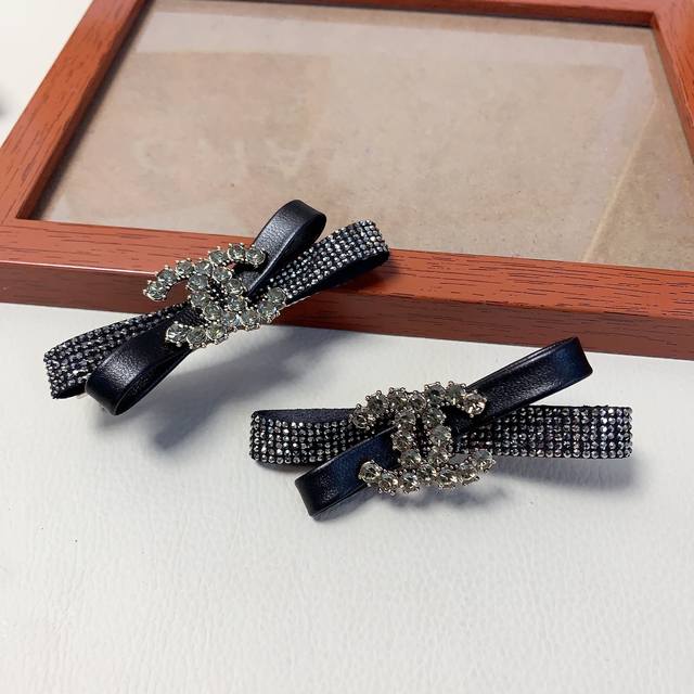 Chanel小香 Chanel发夹 蝴蝶结满钻Bb夹边夹日常精致小单品 气质百搭小仙女必入单品 宝藏款 闭眼入推荐款 一对