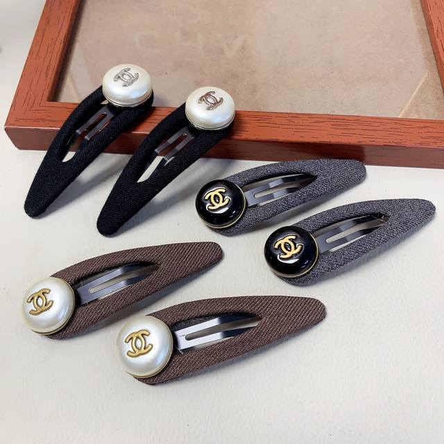 Chanel小香 Chanel发夹 新款珍珠Bb夹边夹日常精致小单品 气质百搭小仙女必入单品 宝藏款 闭眼入推荐款 一对