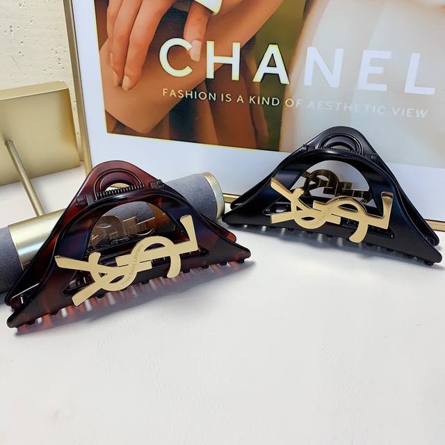 Ysl圣罗兰 杨树林抓夹 大号钛钢Logo三角抓夹气质百搭日常精致小单品小仙女必入单品 宝藏款 闭眼入推荐款 单个 配发箍盒