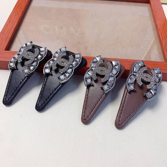 Chanel小香 Chanel发夹 捷克钻Logo压夹Bb夹边夹日常精致小单品 气质百搭小仙女必入单品 宝藏款 闭眼入推荐款 一对