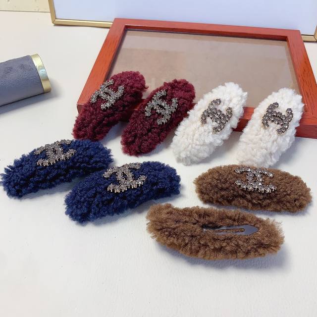 Chanel小香 Chanel发夹 羊羔毛满钻Logo压夹边夹日常精致小单品 气质百搭小仙女必入单品 宝藏款 闭眼入推荐款 一对