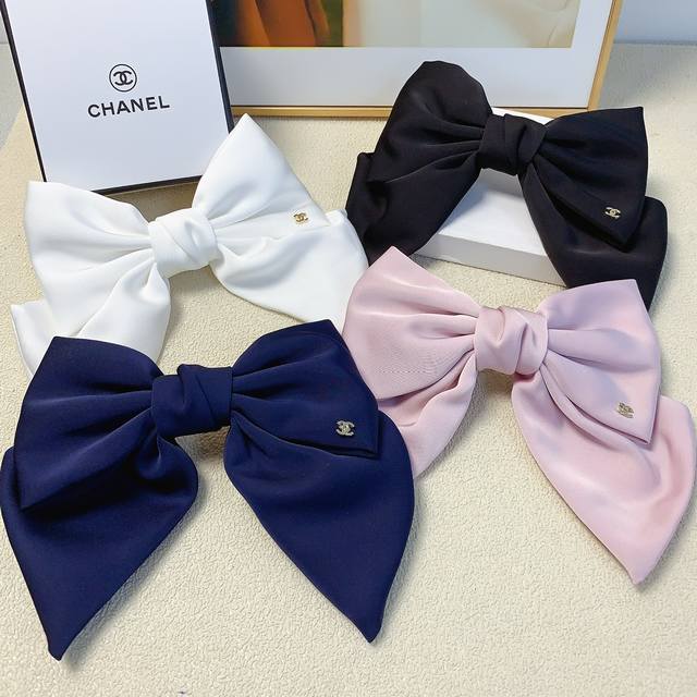 Chanel小香 Chanel发夹 蝴蝶简约Logo发夹弹簧夹 日常精致小单品 气质百搭小仙女必入单品 名媛风十足～宝藏款 闭眼入推荐款 单个