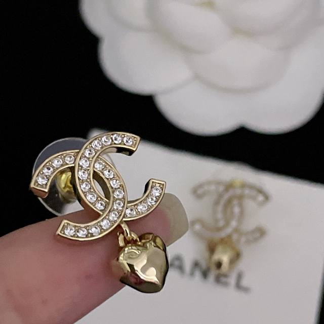 高品质 细节如图 080090 香双C吊爱心耳钉 Z 4500，美到冒爱心泡泡23最新款现Huo绝美必冲款！超级精致，爱心非常有立体感，金色简约高级！非常有Vi