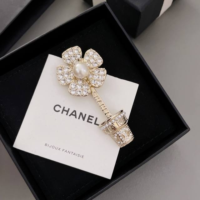 高品质 细节如图 0800110 香花朵盆栽胸针 Z 5300，绝美花朵胸针！太太太美啦！搭配小裙子太绝太仙啦 一致Zp黄铜材质，颗颗施华洛水晶点缀，Bling