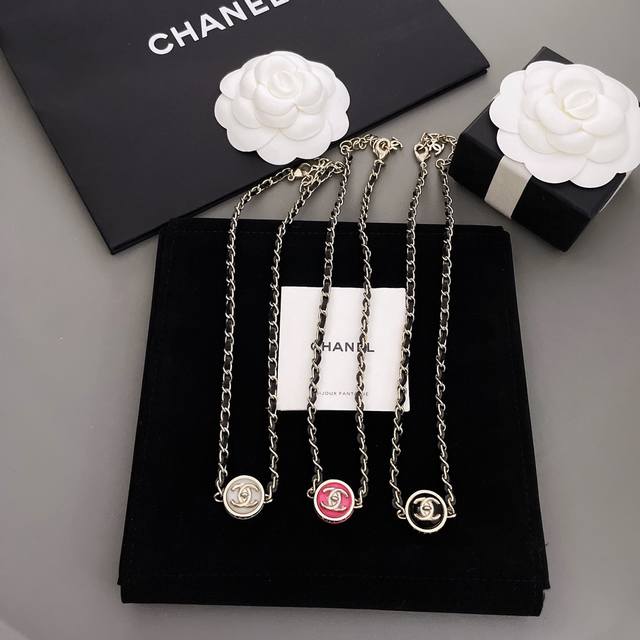 高品质 细节如图 0800110 香圆形亚克力书包扣穿皮项链 Z 5500！粉色，黑色，白色，三个颜色！太绝美啦认准我们家出品！要图片项圈包装另加！三个颜色都超