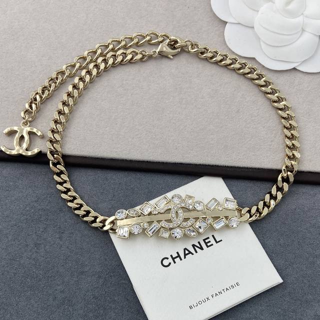 Xx776 Ch Nel香 儿 镂空双C异形水晶Choker 太有设计感了，高级感直接拉满啊绝对是小仙女必备神无敌重工，一条项链用7种规格的特定施华洛水晶，成本