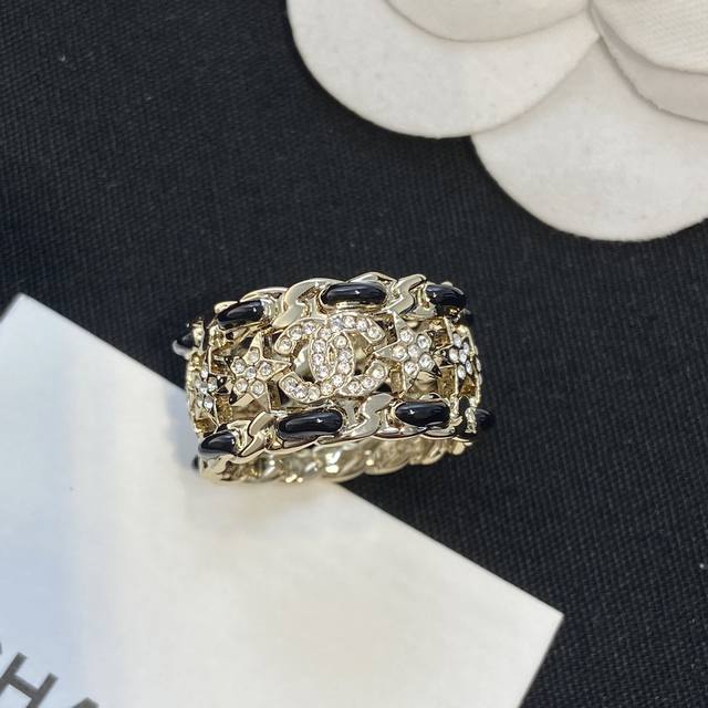 Xj706 Ch Nel香 儿23C星星双C戒指 6 7 8 码 全网首发现Huo40年早春度假系列 太美了，这一季必入的仙女级别！经典双C Logo增添了活泼