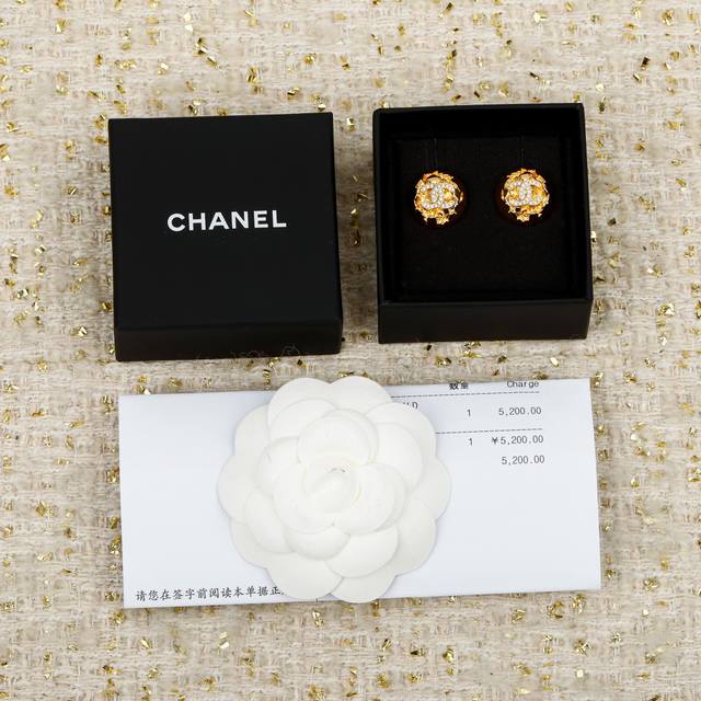 250633 我们出品 预售23号左右出货，Zp6760,量大咨询客Fu 香 半圆球双C耳钉 26C早春最新款！最爱的Vintage遇到绝对不能错过！五金配件细