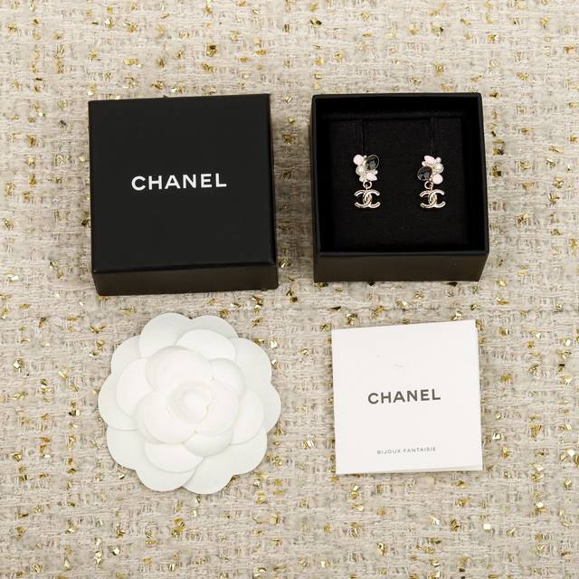 250608 我们出品 Zp6240！量大咨询客Fu 香 25K珐琅耳钉 最新款系列全网首发现Huo黑，粉色珐琅+珍珠和水晶，少女感与高级感兼具。设计融合双C标