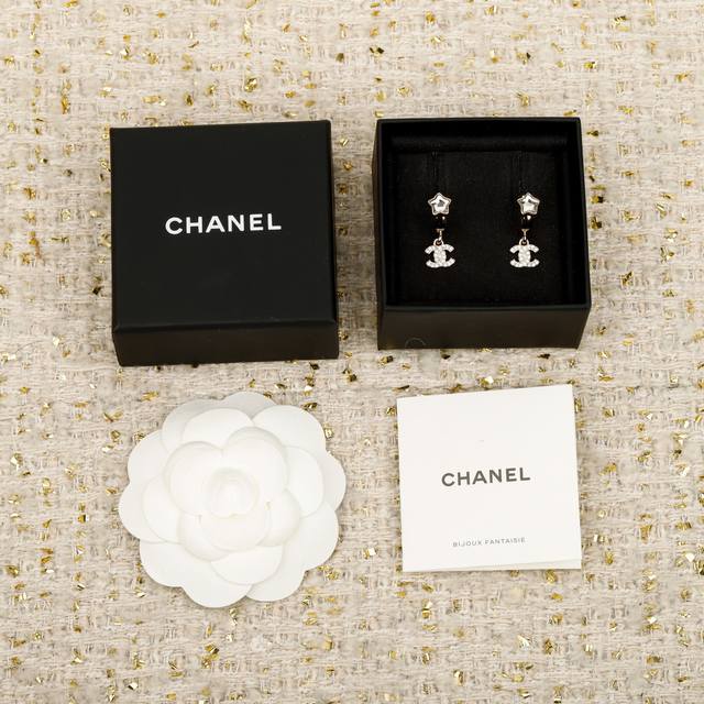 250607 我们出品 Zp6890！量大咨询客Fu 香 双C五角星钻耳钉 25B秋冬最新款，最新款全网首发现Huo哇哇，太美了这一季必入单品！仙女级别！太爱啦