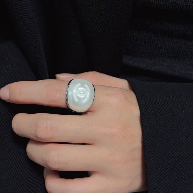 高端品质上新小香风Chanel白色时尚系列造型复古潮流银戒指！夏天必备款一戴就忍不住想夸的一款，简约的设计，超精致又显手白，简直爱了！又可以跟其他款式叠搭一起，