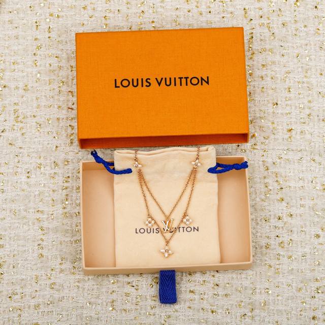 208325 我们出品 Zp5530,量大咨询客Fu L多元素耳钉 Flowergram 系列很有个性设计感的一款耳钉，发挥你的脑洞非常精致个性又百搭日常，为造