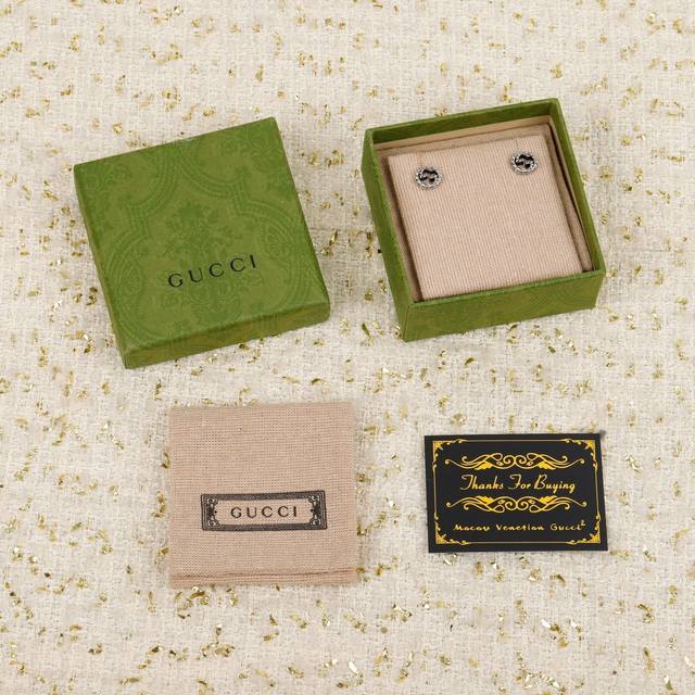 204933 我们出品 互扣式双G纯银耳环 入手Zp价格p5000 + Zp为纯银材质，量大咨询客Fu 双G情侣纯银耳钉 ，饰有镌刻图案。Gu Ci银饰系列经过