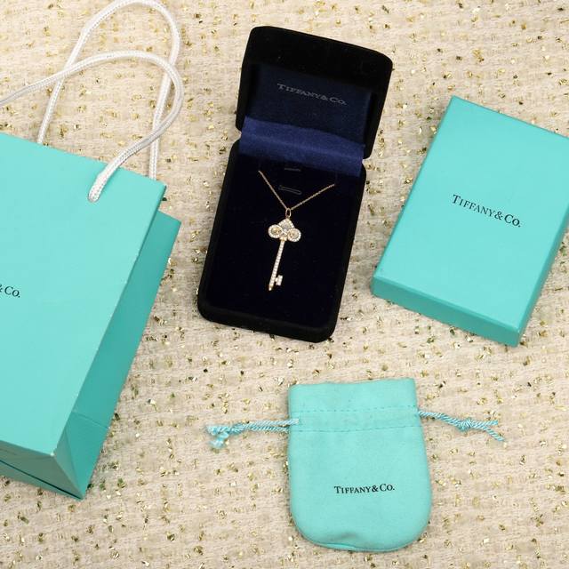 206337 我们出品 钥匙吊坠项链， 可订做18K真金真钻版，只做对版真金货，价询客Fu，pk市面各种金货 钥匙吊坠项链 吊坠项链以18K 黄金匠心打造，镶嵌