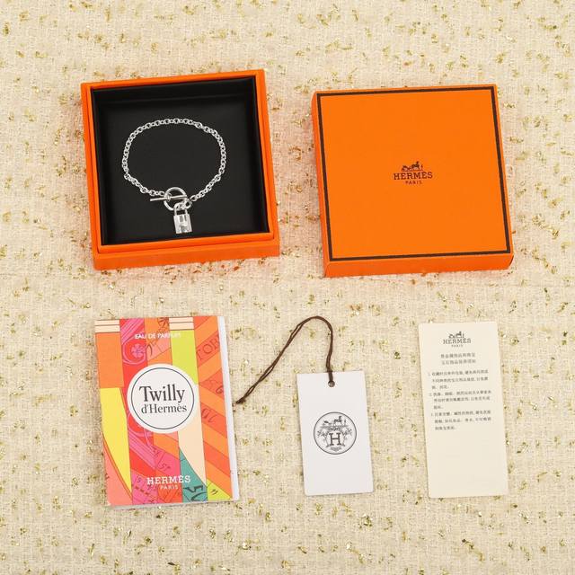 205741 我们出品 锁头Kelly手链 Zp为纯银材质，量大咨询客服 绝不偷工减料！要便宜不对版的移步其他家 精工性价比版本 新款925纯银Herm S系列