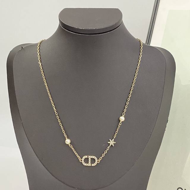 今日新款 编码N1171 0257820 Dior项链热销款火爆上新 迪奥浅金满钻Cd小花珍珠项链 标志性的满钻Cd字母搭配水钻小花朵，两边小珍珠点缀～光线下折