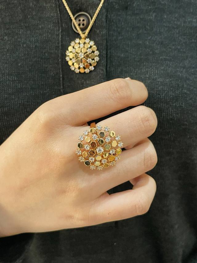 V金材质 2150220 尚美间钻蜂巢戒指 码数678 高端定制 沿用蜂窝Bee My Love 将蜂巢的爱情复刻于心间， 把爱带在身上，共筑爱巢 超级闪耀