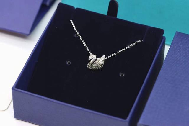 Swarovski 限定款 黑色渐变天鹅项链 这款优雅迷人的镀白金色链坠，以现代手法演绎品牌标志 天鹅的高贵魅力p通过独有的pointiage低温陶瓷镶嵌技术，
