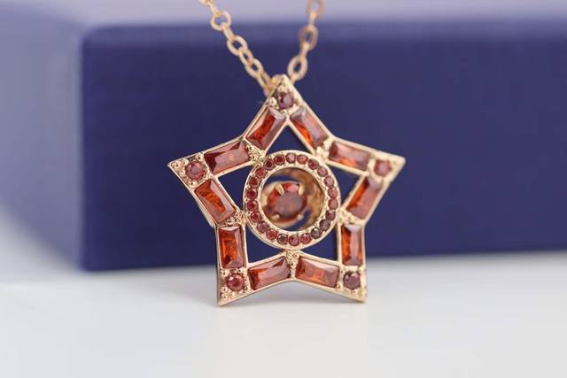 Swarovski 满钻星星 红色跳动的心锁骨项链 星星是 Swarovski 的珍贵标志 其灵感源自奥地利的神奇风光 形成了这款精致吊坠的核心主题 本款镀玫瑰