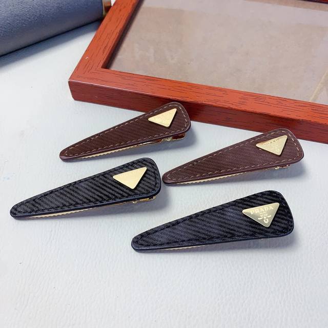 prada普拉达 prada发夹 钛钢Logo压夹边夹日常精致小单品 气质百搭小仙女必入单品 宝藏款 闭眼入推荐款 一对