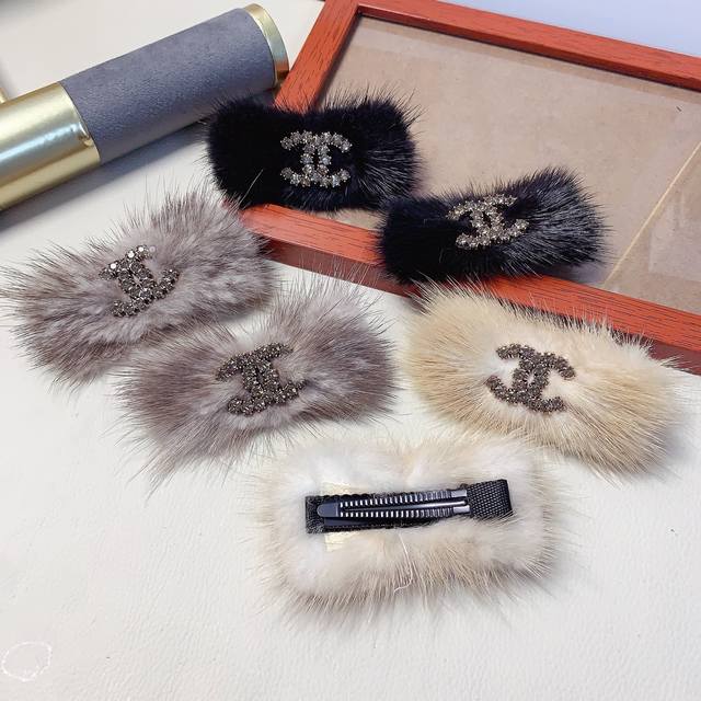 Chanel小香 Chanel发夹 兔毛Logo压夹边夹日常精致小单品 气质百搭小仙女必入单品 宝藏款 闭眼入推荐款 一对