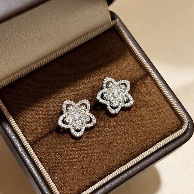 A0401 大牌 格拉夫 同步上新 新款 大号 花朵 镂空 满钻 耳钉 花朵比例恰到好处。拥有无可挑剔的美感，显得非常灵动 S925银镀白金不过敏不掉色，简单款