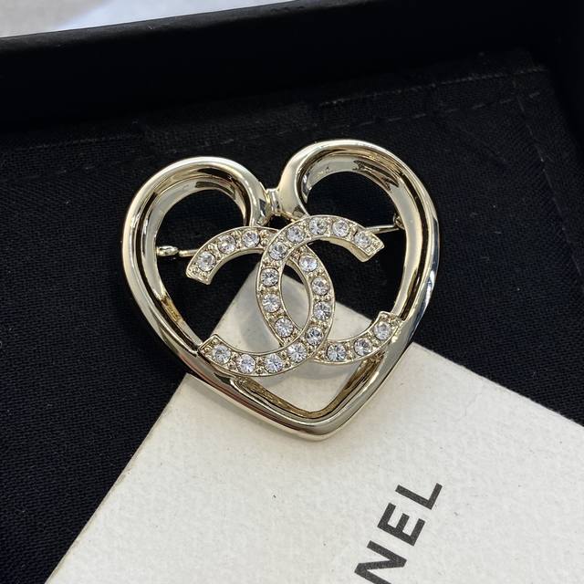 Xz689 Ch Nel香 儿 23C镂空爱心大号胸针 最最最爆的 早春最新款每期超爆的爱心系列，爱了爱了很有气质的简约设计，镂空的爱心形状双C，上边颗颗施华洛