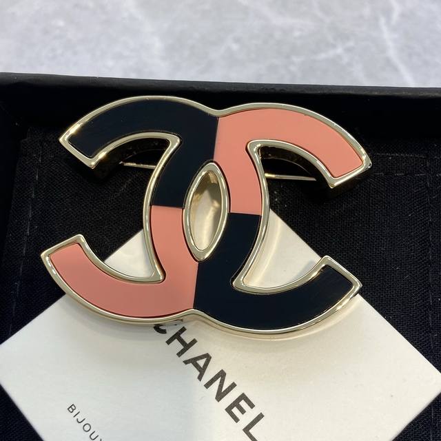 Xz0257 Ch Nel香 儿 23C复古黑白 粉拼色胸针 永远戴不腻的黑白配色，经典双C黑白色双拼显得更有层次感，有一种80年代飒飒的小香风，简单洋气，怎么