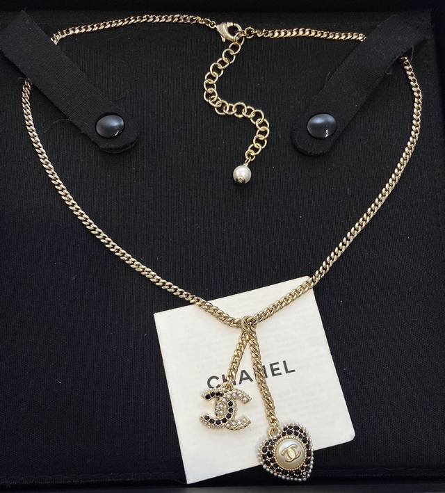 Xx682 黑白两色 Ch Nel 香 儿 满钻爱心项链 本季度最火爆系列！Zg断货王，抢都抢不到的节奏呀！超超超难买的！一整个系列都在开发！款款购入Zp炸街必