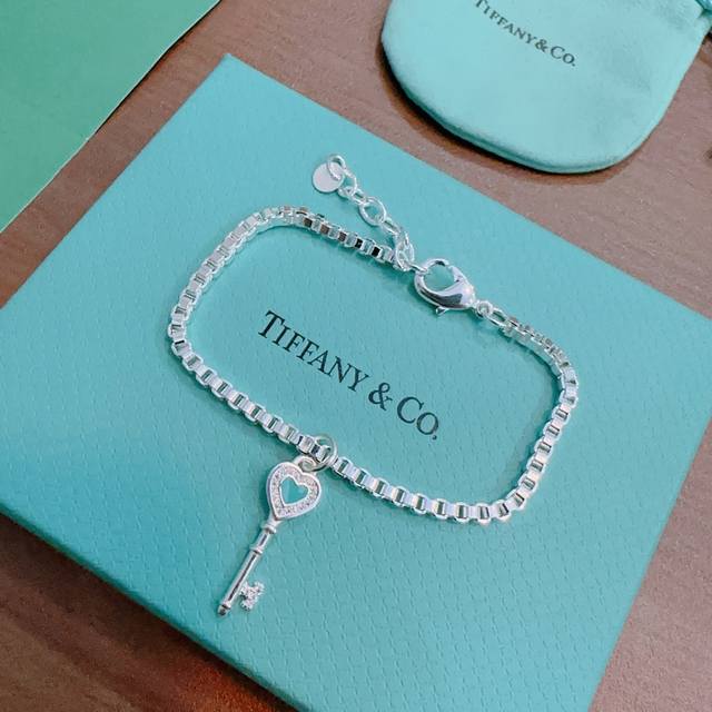 蒂芙尼手链 Tiffny&Co. 专柜精工银版本 明星同款 复古做旧风 原版复刻 纯手工打造 ～正品开模潮流时尚必备 男女均可佩戴 情侣款同款 摇滚朋克银风格