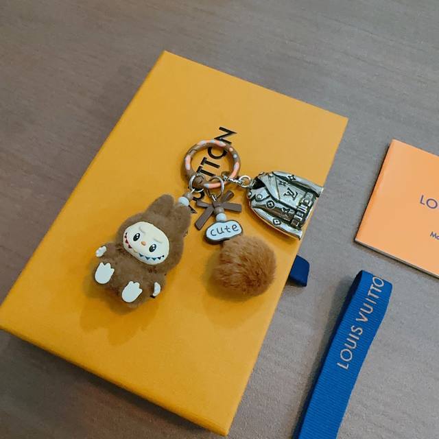 新品拉布布Lv联名钥匙扣 Lv包包扣 最新款包包挂饰档次更高明星同款Anger Forest系列经典款联名设计理念钥匙扣系列 细节对版做旧处理 非市面亮面版型