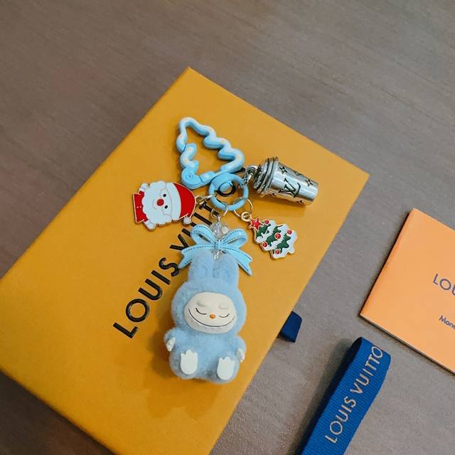 新品拉布布Lv联名钥匙扣 Lv包包扣 最新款包包挂饰档次更高明星同款Anger Forest系列经典款联名设计理念钥匙扣系列 细节对版做旧处理 非市面亮面版型