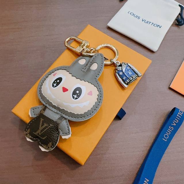 新品发布Lv钥匙扣 Lv包包扣 最新款包包挂饰档次更高明星同款Anger Forest系列经典款联名设计理念钥匙扣系列 细节对版做旧处理 非市面亮面版型 这款一