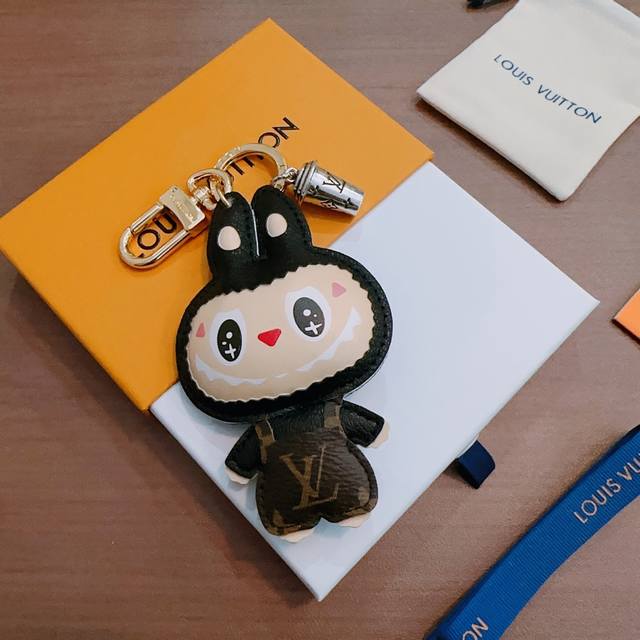 新品发布Lv钥匙扣 Lv包包扣 最新款包包挂饰档次更高明星同款Anger Forest系列经典款联名设计理念钥匙扣系列 细节对版做旧处理 非市面亮面版型 这款一
