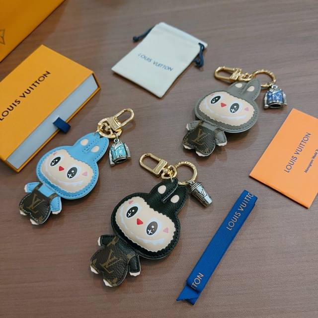 新品发布Lv钥匙扣 Lv包包扣 最新款包包挂饰档次更高明星同款Anger Forest系列经典款联名设计理念钥匙扣系列 细节对版做旧处理 非市面亮面版型 这款一