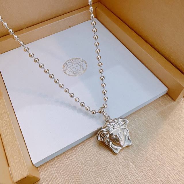 高品质范思哲项链美杜莎头像原单货专柜新款开模复古潮流时尚必备 男女均可佩戴 情侣款同款 摇滚朋克泰银风格 复古元素 潮流百搭 官网同款项链最新款链条档次更高明星
