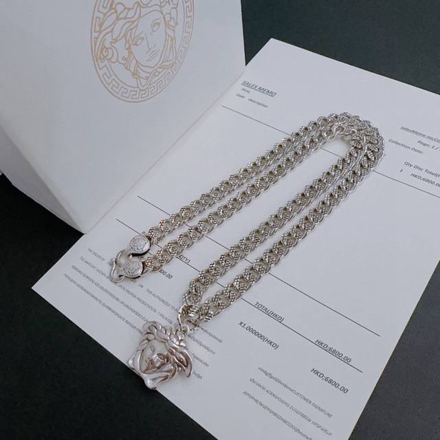 高品质范思哲项链美杜莎头像原单货专柜新款开模复古潮流时尚必备 男女均可佩戴 情侣款同款 摇滚朋克泰银风格 复古元素 潮流百搭 官网同款项链最新款链条档次更高明星