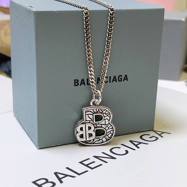 原单货新品 巴黎世家项链 Balenciaga 新款项链专柜一致 细节做工精细 每个细节流程到位 设计工艺精细 火爆款出货 设计独特 复古风格 巴黎世家项链
