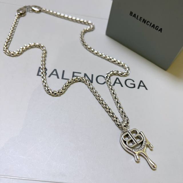 原单货新品 巴黎世家项链 Balenciaga 新款项链专柜一致 细节做工精细 每个细节流程到位 设计工艺精细 火爆款出货 设计独特 复古风格 巴黎世家项链