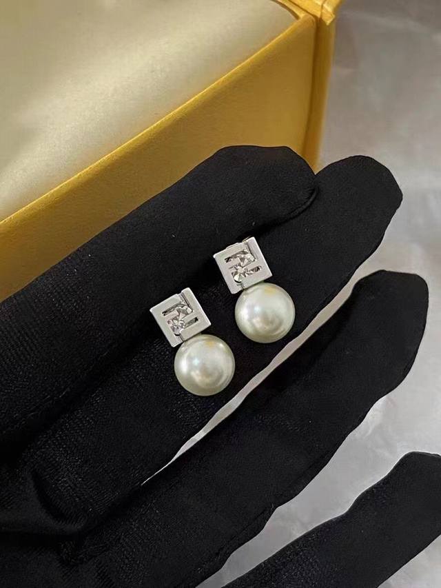 Fendi卖疯了官网主推爆款精工版 最新 芬迪 珍珠方块字母小灯泡耳钉耳环Fendi 字母新款水滴小灯泡珍珠出货 明星同款美美哒漂亮极啦明星联名同款 美爆啦Ca