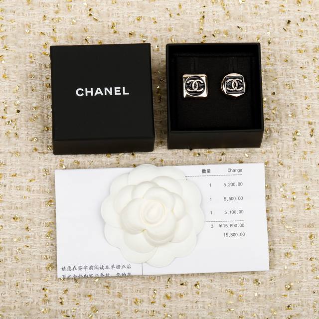 250672 我们出品 Zp6630，量大咨询客Fu 黑色，白色 香 26C方块圆形不对称双C耳钉 26C早春最新款，最新款全网首发现Huo哇哇，太美了，这一季