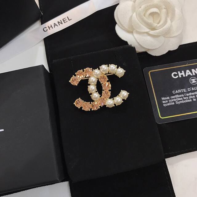 Chanel 22Ss New 专柜同步上市这款超漂亮的，全部用进口施华洛钻 今年最新款任意搭配都好看又是一款必火的经典款代工品质 做工精细胸针，是最懂女人的饰