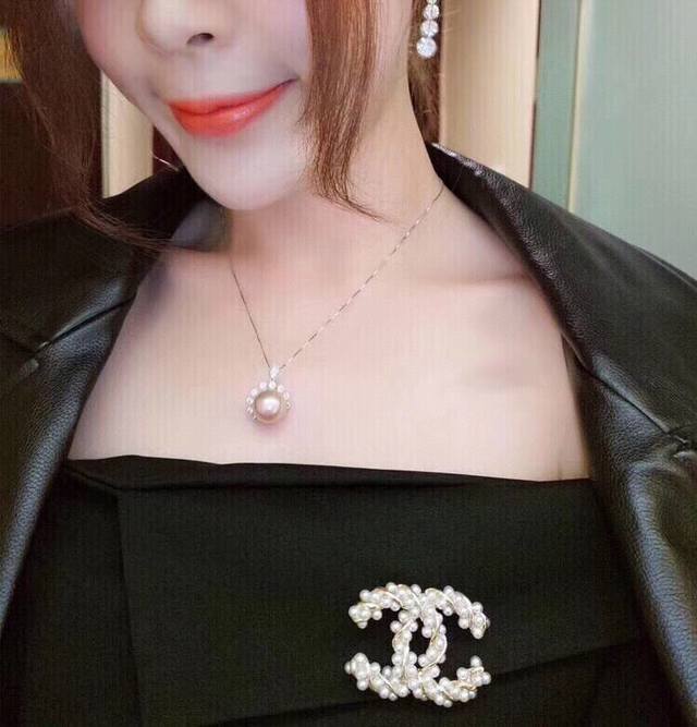 秋冬胸针Show 热卖款 海外高级定制 Chanel香奈儿完美升级版本，双面都有麻花鎏金纹携刻米珠胸针 进口专柜黃桐材质 Zp浅金色 专柜5000请对比实物图品