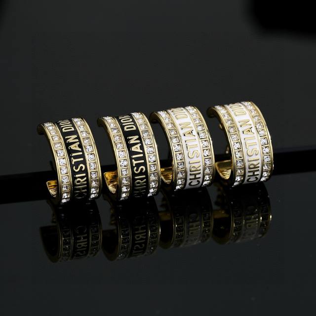 迪奥一线大牌都爱的Jadior 迪奥 新品耳环硬朗的金属线条满是中性调调街头朋克味道、复古金属质感逆袭版Dior字母潮范儿抢风头 完全胜任现代年轻人街拍、度假时