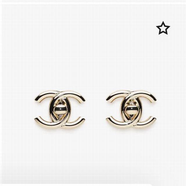 香奈儿 25A经典书包扣双C耳钉回归 日常超百搭不挑人，氛围感全靠它了 日常佩戴超级百搭