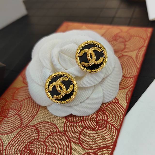 抢手好货快Chanel香家专柜最新款黑玛瑙圆环耳钉耳环原版Logo字印 非常不错的款式推荐，这种设计绝对是任何一个小香粉都不会Say No的，上身非常的精美小巧