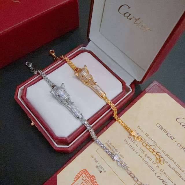 卡地亚手链V金材质系列 品相完美，细节无敌，那种独特的色泽完全无可挑剔，再缀以经典指环外形设计，简约之余却又优雅夺目，V金纯手工的组合更显气色，上手雅致动人。男